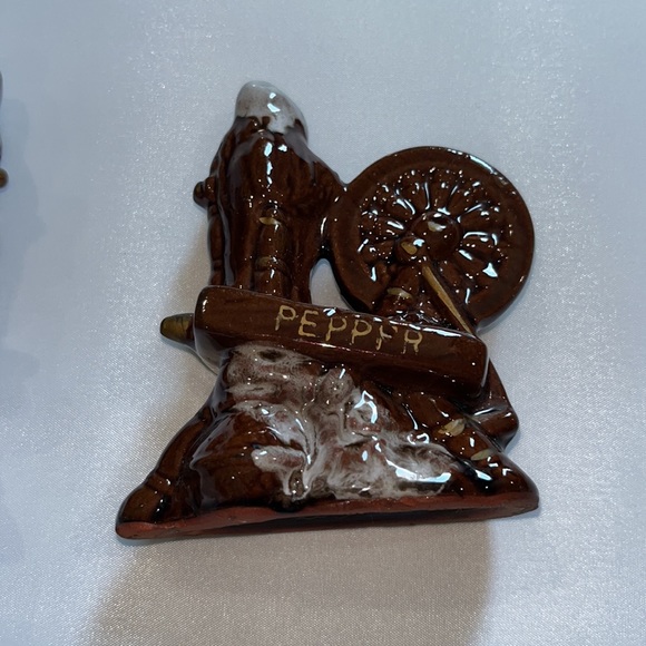 Salt and Pepper shaker set - Spinning Wheel Salt and Pepper Shaker set. Vintage - Picture 3 of 11